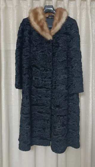 Abrigo de piel de astracán negro