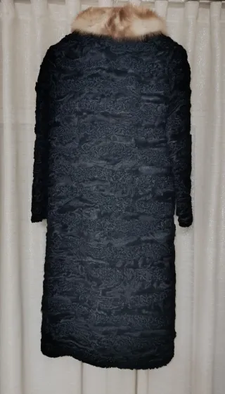 Abrigo de piel de astracán negro