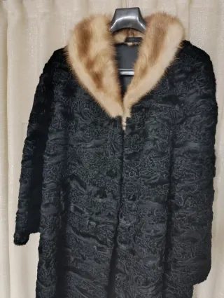 Abrigo de piel de astracán negro