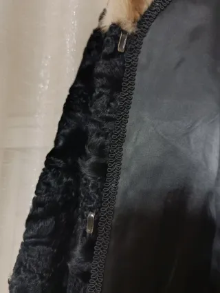 Abrigo de piel de astracán negro