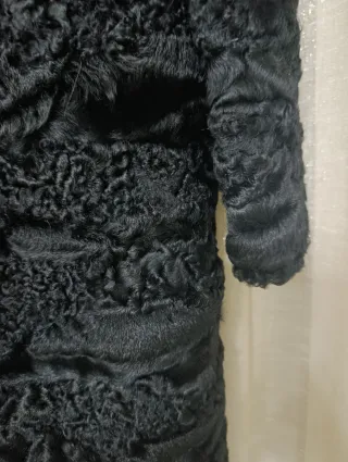 Abrigo de piel de astracán negro