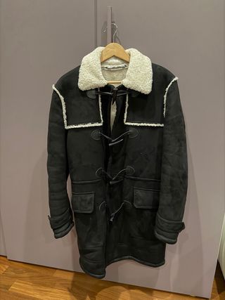 Montone nero con pelliccia bianca