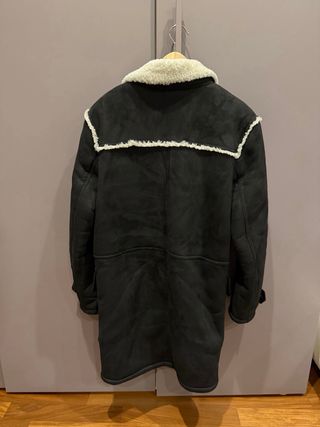 Montone nero con pelliccia bianca