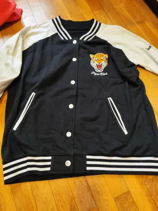 Sudadera estilo universitario negra y blanca