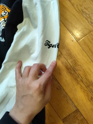 Sudadera estilo universitario negra y blanca