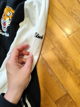 Sudadera estilo universitario negra y blanca