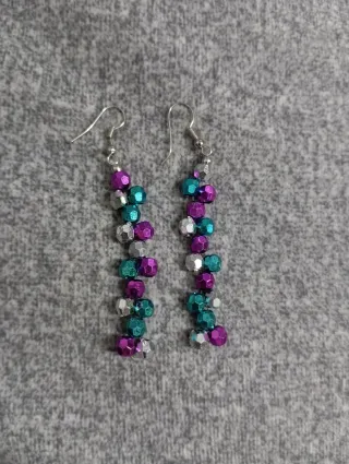 Pendientes largos de cuentas moradas y turquesa