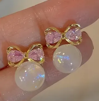Pendientes dorados con lazo rosa y perla