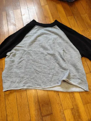 Sudadera Ranglan Gris y Negra fina