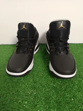 Zapatillas Jordan Max Aura 5 Negras y Doradas