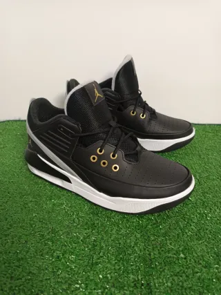 Zapatillas Jordan Max Aura 5 Negras y Doradas