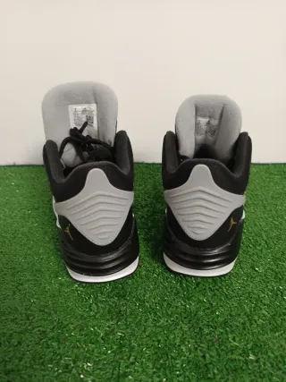 Zapatillas Jordan Max Aura 5 Negras y Doradas