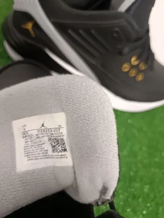 Zapatillas Jordan Max Aura 5 Negras y Doradas