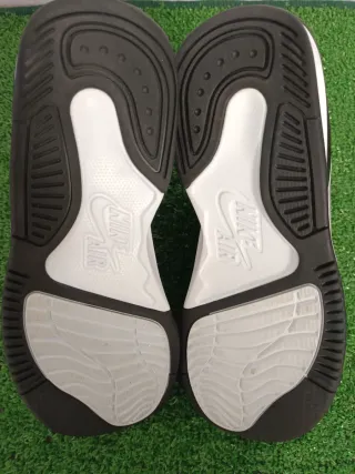 Zapatillas Jordan Max Aura 5 Negras y Doradas