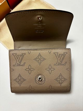 Monedero Louis Vuitton color topo, personalizado