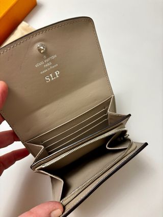 Monedero Louis Vuitton color topo, personalizado