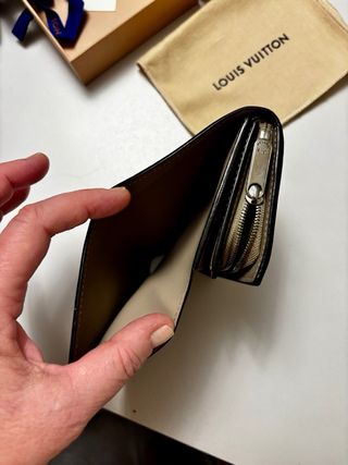 Monedero Louis Vuitton color topo, personalizado