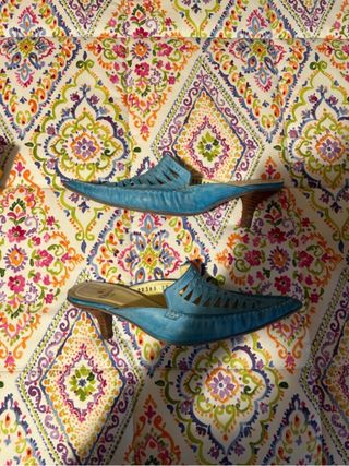 Zapatos de tacón azules destalonados