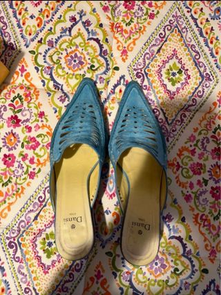 Zapatos de tacón azules destalonados