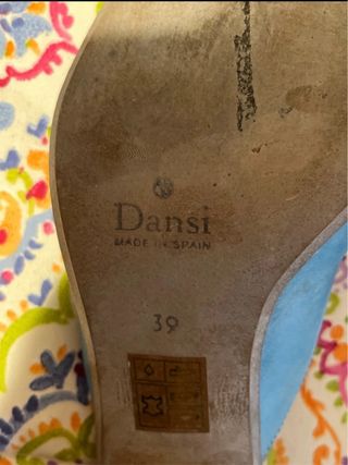 Zapatos de tacón azules destalonados