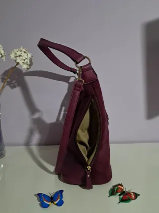 Bolso burdeos de ante y piel sintetico.