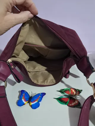 Bolso burdeos de ante y piel sintetico.