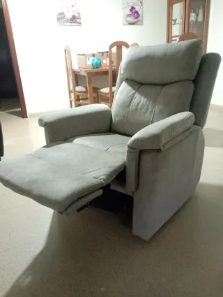 Butaca reclinable gris tela