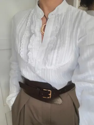 Camisa blanca con volantes y cuello alto