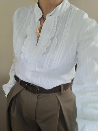 Camisa blanca con volantes y cuello alto