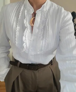 Camisa blanca con volantes y cuello alto