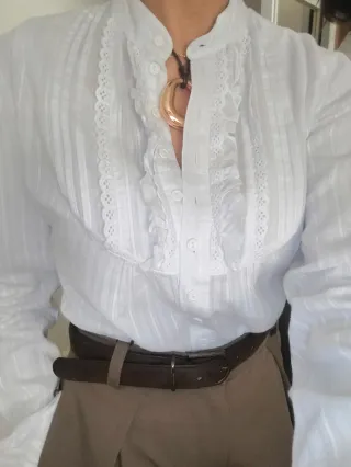Camisa blanca con volantes y cuello alto