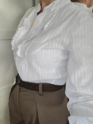 Camisa blanca con volantes y cuello alto