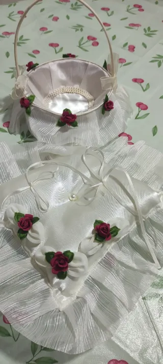 Cojín y cesta para alianzas y arras