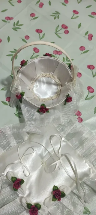 Cojín y cesta para alianzas y arras