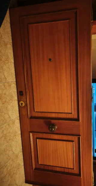 Puerta madera vivienda