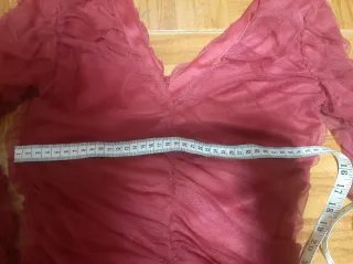 Vestido de tule com folhos