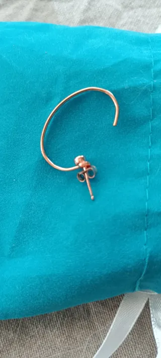 Pendiente aro dorado mujer