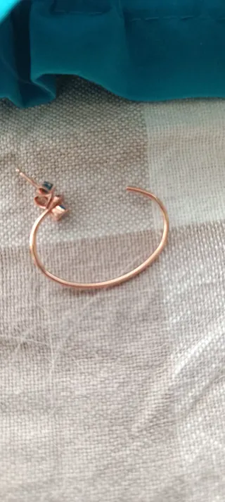 Pendiente aro dorado mujer