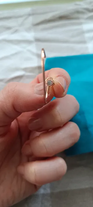 Pendiente aro dorado mujer