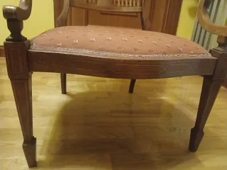 Silla antigua de madera con detalles