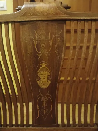 Silla antigua de madera con detalles