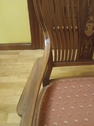 Silla antigua de madera con detalles