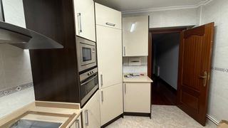 Muebles de cocina beige y marrón