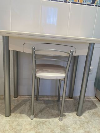 Mesa y banqueta de metal y plástico