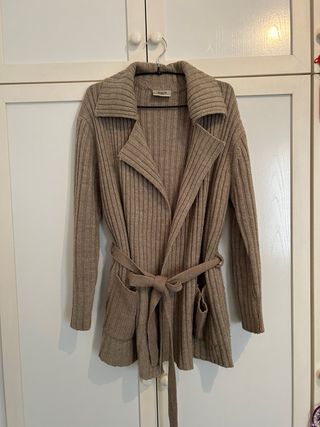 Chaqueta abierta marrón con cinturón