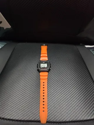 Reloj Casio Digital Naranja y Negro