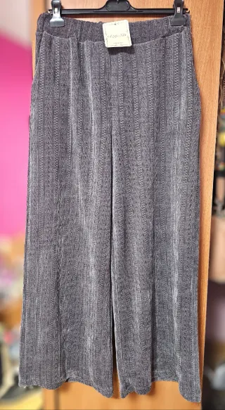 Pantalones grises acampanados