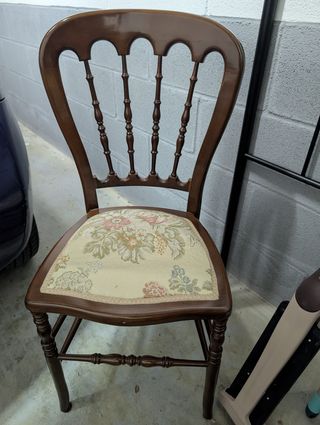 Silla de madera con tapizado floral