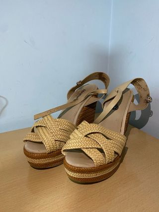 Sandalias de cuña Beige