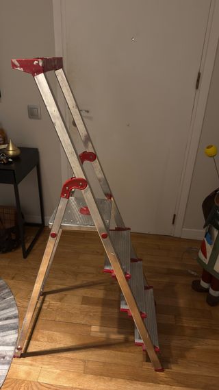 Escalera plegable aluminio y rojo marca Rolder